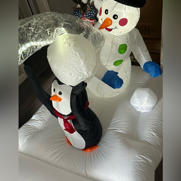 Inflatable Snowmen Throwing Snowball Christmas Winter Large Inflatable - Picture 16 of 16